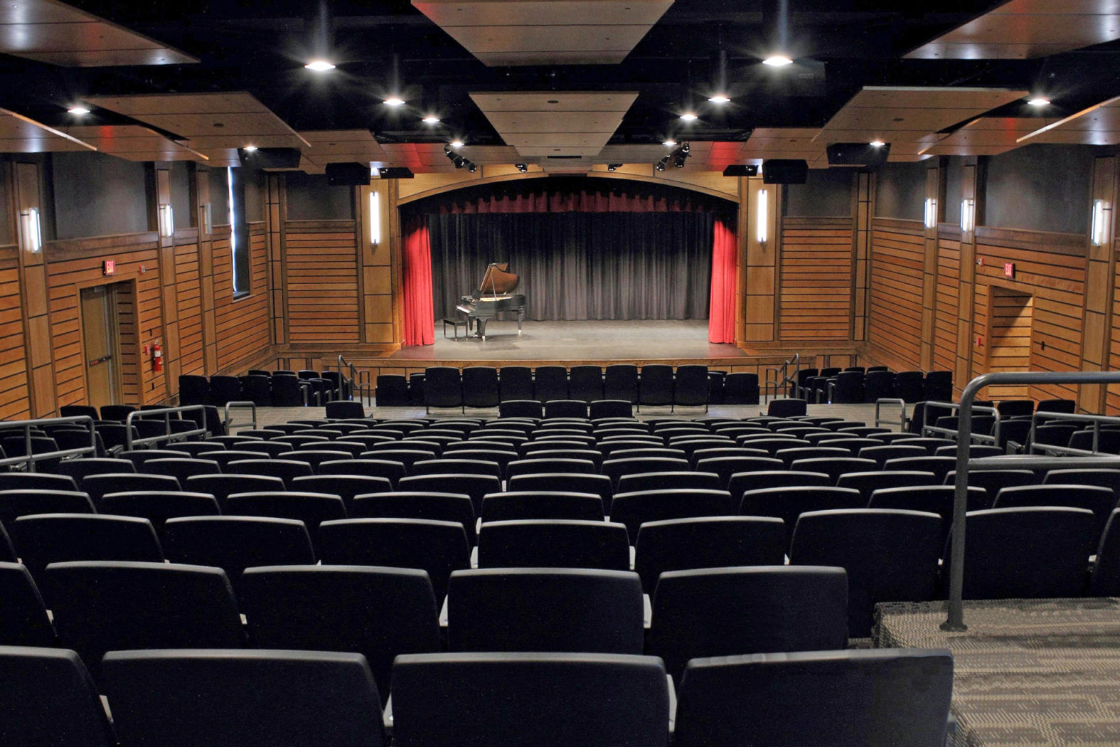 Empty interior view of Rotwitt Theater designed by kimmel-bogrette.com to represent how theater is part of why Rosemont College is a Forbes rated best online college, and a best Main Line college.